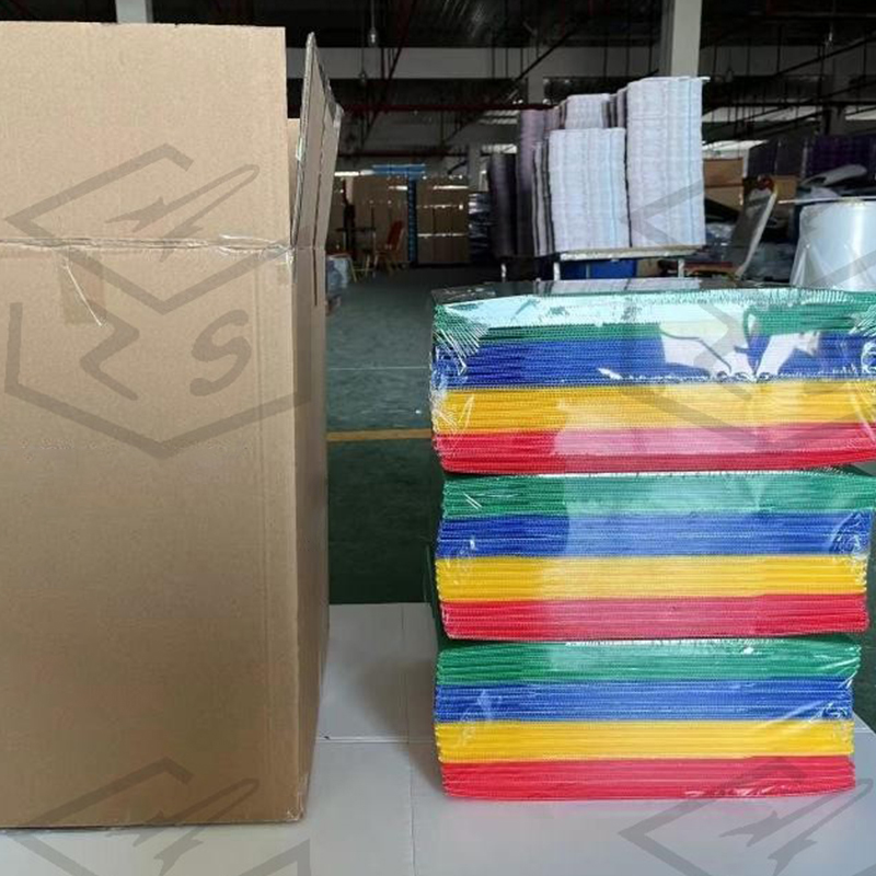 Personvernpaneler for kontorpulter i plast for elevers klasserom